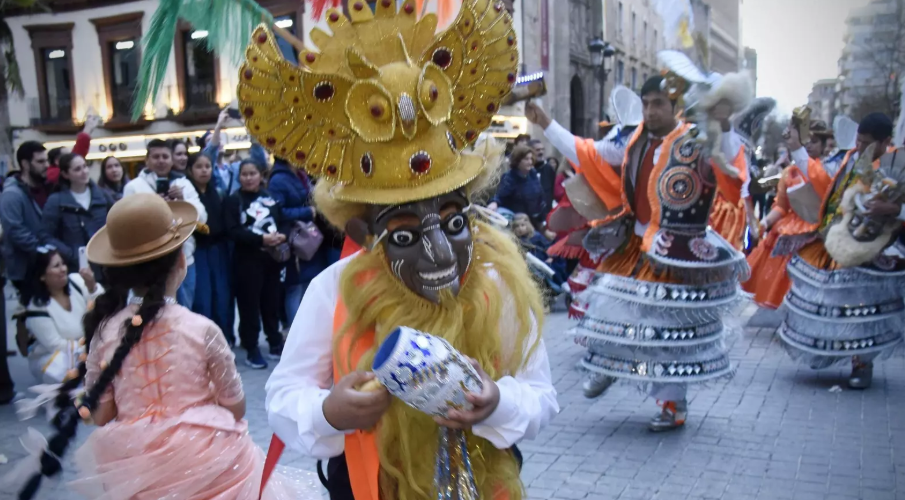 Sanz eleva impuestos en Sevilla para negocios y actividades al aire libre