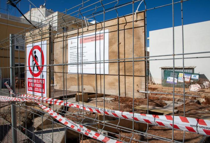 Menorca abre la puerta a tres compañías para tramitar licencias de construcción